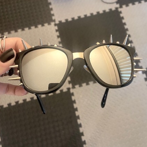 Rocker Black sunglasses with silver spikes - Picture 6 of 11